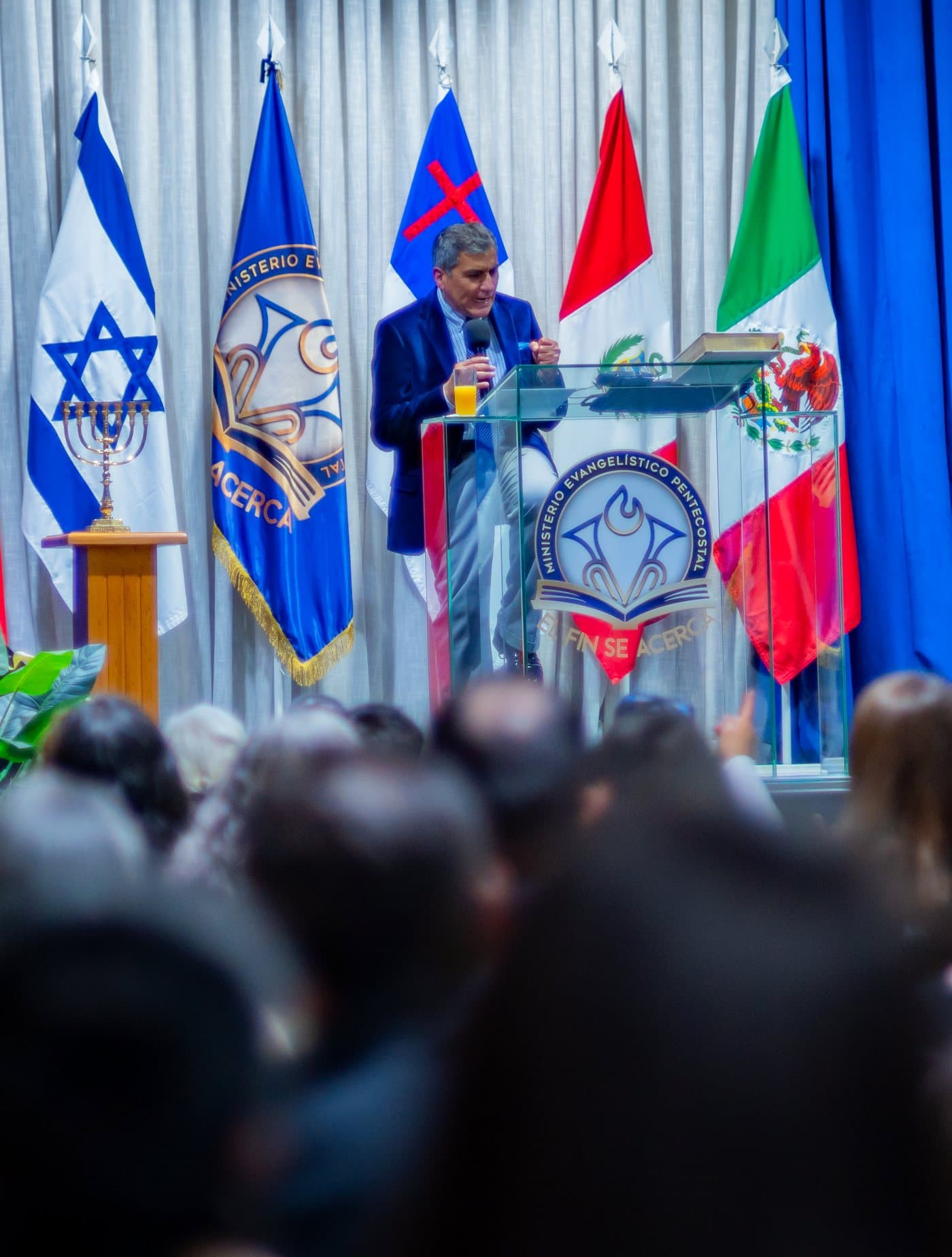 Pastor Marcos Morales predicando en el altar